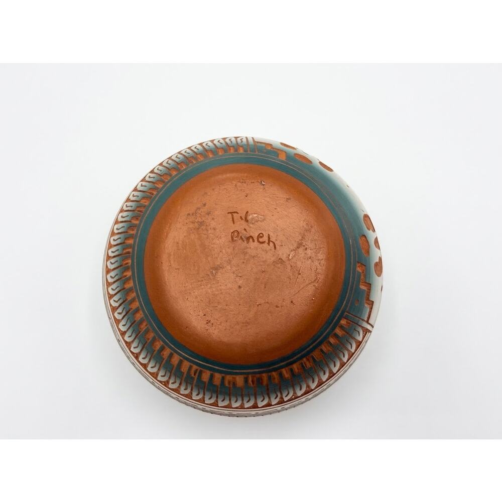 Vintage Navajo Etched Pottery Bowl Signed T.C. Dineh - Large Bear Paws Pot - Picture 7 of 8